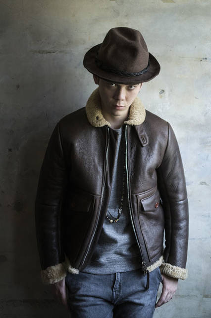 <strong>SLOWGUN｜スロウガン</strong><br /><strong>2015-16年 秋冬コレクション</strong>　Blouson 19万4400円、Sweat 1万8360円、Pants 2万7000円、Hat 2万9160円、Accessories 8640円