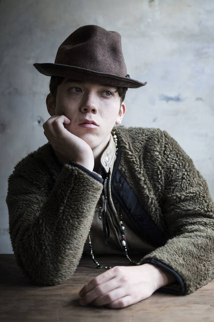 <strong>SLOWGUN｜スロウガン</strong><br /><strong>2015-16年 秋冬コレクション</strong>　Cardigan 2万5920円、Jacket 12万4200円、Hat 2万9160円、Accessories 8640円