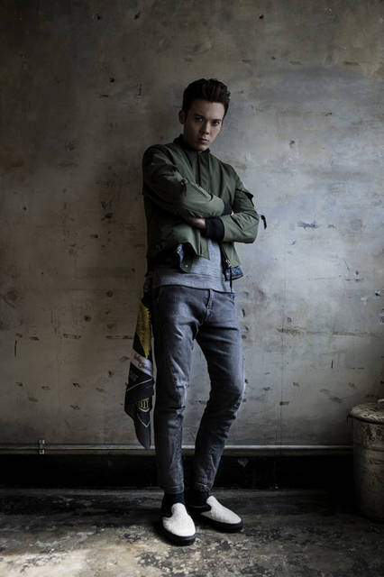 <strong>SLOWGUN｜スロウガン</strong><br /><strong>2015-16年 秋冬コレクション</strong>　Blouson 7万3440円、Sweat 2万7000円、Pants 2万7000円、Shoes 2万9700円