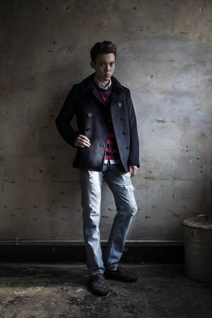 <strong>SLOWGUN｜スロウガン</strong><br /><strong>2015-16年 秋冬コレクション</strong>　Coat 6万8040円、Tshirt 1万4040円、Shirts 2万5920円、Pants 2万7000円、Shoes 2万9700円