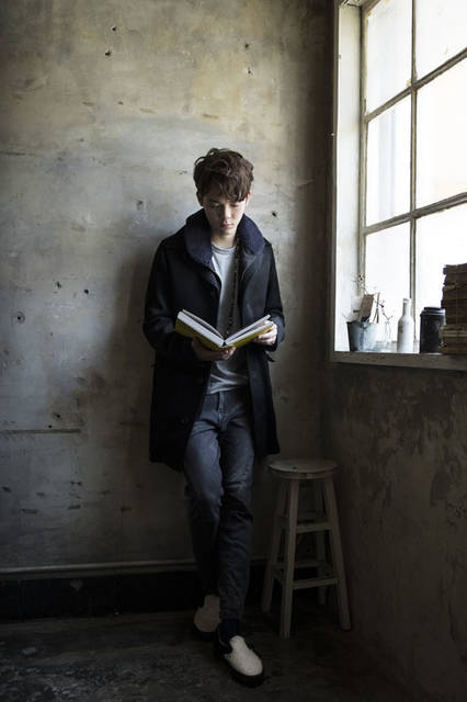 <strong>SLOWGUN｜スロウガン</strong><br /><strong>2015-16年 秋冬コレクション</strong>　Coat 7万4520円、Pants 2万7000円、Shoes 2万9700円、Accessories 8640円