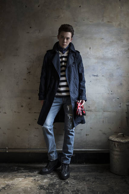 <strong>SLOWGUN｜スロウガン</strong><br /><strong>2015-16年 秋冬コレクション</strong>　Coat 9万2880円、Tshirts 1万4040円、Pants 2万7000円、Shoes 5万9400円