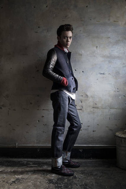 <strong>SLOWGUN｜スロウガン</strong><br /><strong>2015-16年 秋冬コレクション</strong>　Blouson 8万9640円、Shirts 2万5920円、Pants 1万9440円、Shoes 2万9700円