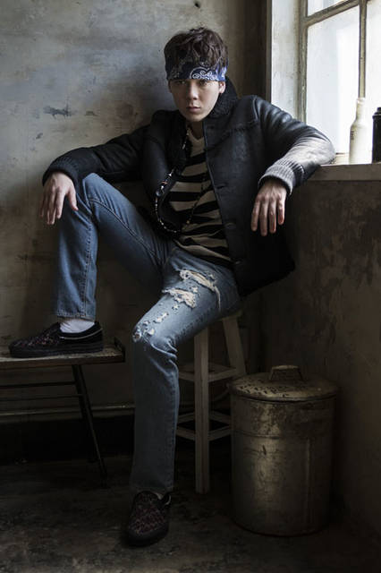 <strong>SLOWGUN｜スロウガン</strong><br /><strong>2015-16年 秋冬コレクション</strong>　Blouson 19万4400円、Tshirts 1万4040円、Pants 2万7000円、Shoes 2万9700円、Accessories 8640円