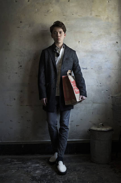 <strong>SLOWGUN｜スロウガン</strong><br /><strong>2015-16年 秋冬コレクション</strong>　Coat 7万4520円、Shirts 2万520円、Pants 2万7000円、Shoes 2万9700円