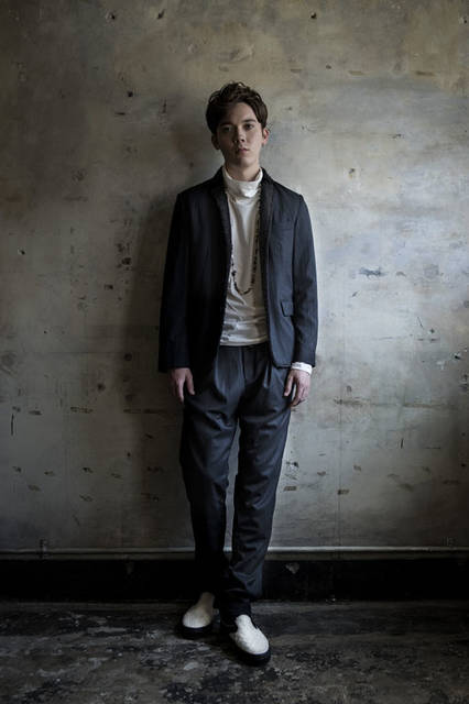 <strong>SLOWGUN｜スロウガン</strong><br /><strong>2015-16年 秋冬コレクション</strong>　Jacket 4万5360円、Pants 2万4840円、Shoes 2万9700円、Accessories 8640円