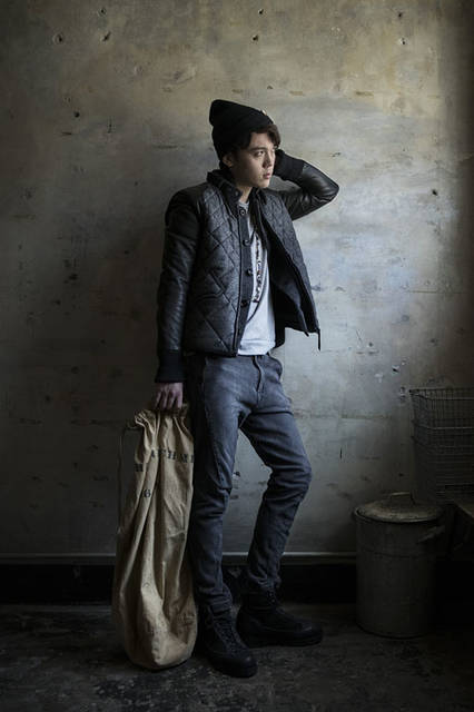 <strong>SLOWGUN｜スロウガン</strong><br /><strong>2015-16年 秋冬コレクション</strong>　Blouson 9万9360円、Vest 4万9680円、Pants 2万7000円、Shoes 5万9400円