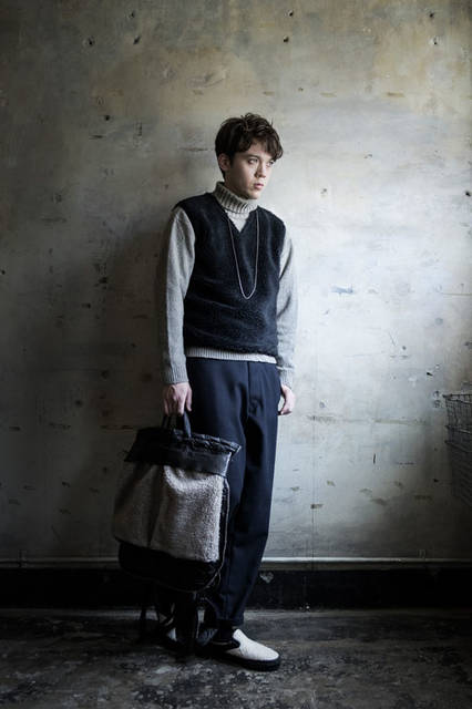 <strong>SLOWGUN｜スロウガン</strong><br /><strong>2015-16年 秋冬コレクション</strong>　Vest 8万3160円、Knit 2万3760円、Pants 2万8080円、Shoes 2万9700円、Bag 3万240円、Accessories 8640円