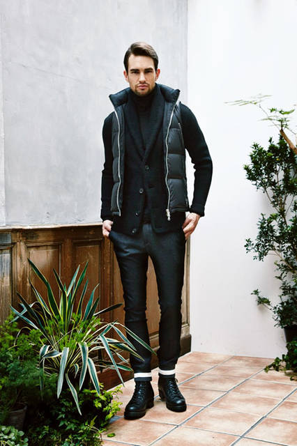 <strong>junhashimoto｜ジュンハシモト</strong><br /><strong>2015-16年 秋冬コレクション</strong>　ダウンベスト 8万1000円、パンツ 3万240円