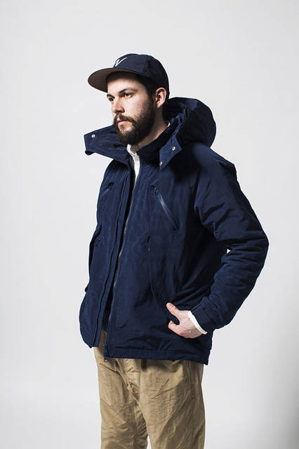 <strong>meanswhile｜ミーンズワイル</strong><br /><strong>2015-16年 秋冬コレクション</strong>　ジャケット6万9120円、ベスト1万9440円、シャツ1万800円、パンツ2万6784円、キャップ1万800円