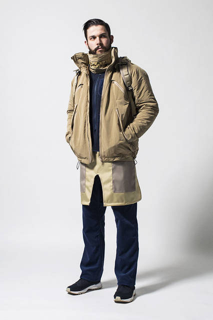 <strong>meanswhile｜ミーンズワイル</strong><br /><strong>2015-16年 秋冬コレクション</strong>　ジャケット6万9120円、ビブ1万9440円、ヘッドギア1万4904円