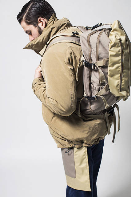 <strong>meanswhile｜ミーンズワイル</strong><br /><strong>2015-16年 秋冬コレクション</strong>　ジャケット6万9120円、ビブ1万9440円、バッグ5万1840円