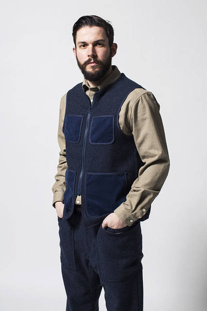 <strong>meanswhile｜ミーンズワイル</strong><br /><strong>2015-16年 秋冬コレクション</strong>　ベストビブ1万9440円、シャツ2万3760円、パンツ2万3760円