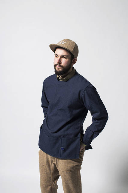 <strong>meanswhile｜ミーンズワイル</strong><br /><strong>2015-16年 秋冬コレクション</strong>　シャツ2万4840円、パンツ2万3760円、キャップ1万800円