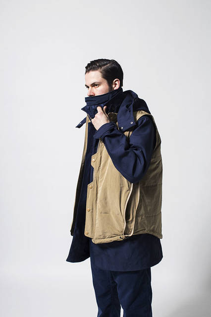 <strong>meanswhile｜ミーンズワイル</strong><br /><strong>2015-16年 秋冬コレクション</strong>　コート6万9120円、ベスト5万1840円、ヘッドギア1万4904円