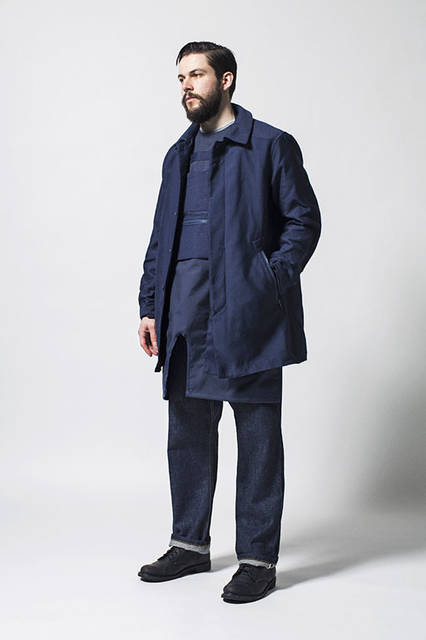 <strong>meanswhile｜ミーンズワイル</strong><br /><strong>2015-16年 秋冬コレクション</strong>　コート6万9120円、ビブ1万9440円、シャツ2万4840円、デニム2万2680円