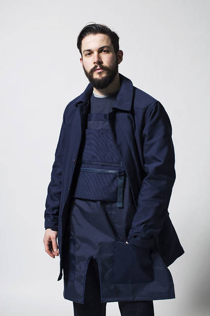 <strong>meanswhile｜ミーンズワイル</strong><br /><strong>2015-16年 秋冬コレクション</strong>　コート6万9120円、ビブ1万9440円、シャツ2万4840円、デニム2万2680円