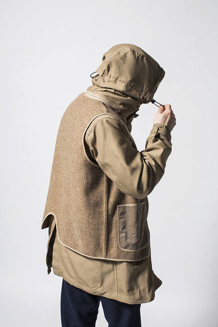 <strong>meanswhile｜ミーンズワイル</strong><br /><strong>2015-16年 秋冬コレクション</strong>　コート6万9120円、ベスト2万4840円