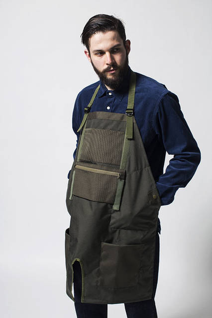 <strong>meanswhile｜ミーンズワイル</strong><br /><strong>2015-16年 秋冬コレクション</strong>　シャツ2万3760円、ビブ1万9440円