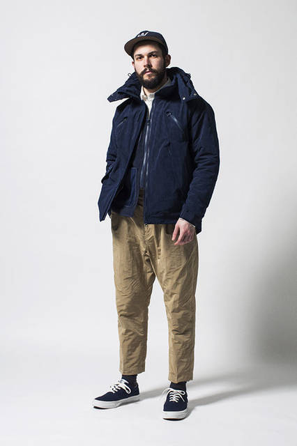 <strong>meanswhile｜ミーンズワイル</strong><br /><strong>2015-16年 秋冬コレクション</strong>　ジャケット6万9120円、ベスト1万9440円、シャツ1万800円、パンツ2万6784円、キャップ1万800円