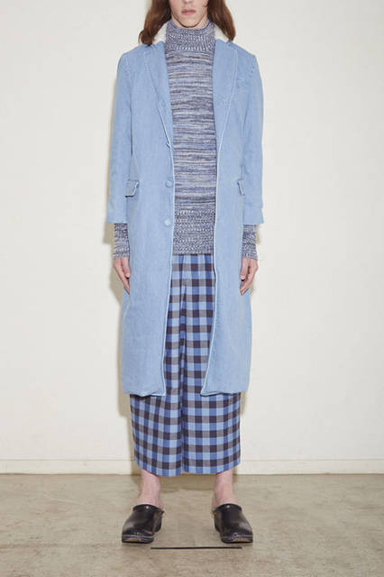 <strong>NuGgETS｜ナゲッツ</strong><br /><strong>2015-16年 秋冬コレクション</strong>　コート6万1560円、ニット2万6460円、パンツ2万5380円