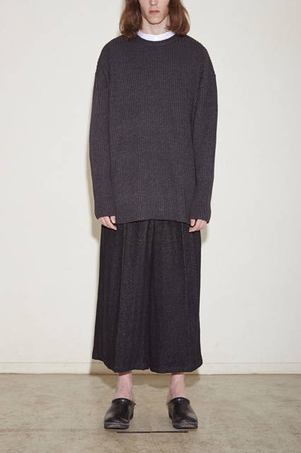 <strong>NuGgETS｜ナゲッツ</strong><br /><strong>2015-16年 秋冬コレクション</strong>　ニット2万6460円、シャツ2万520円、パンツ2万5920円