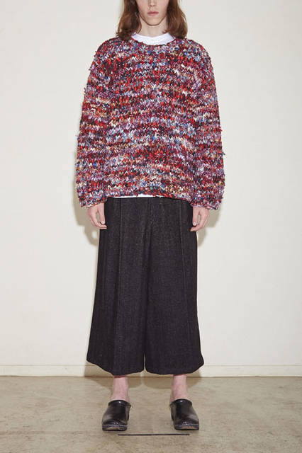 <strong>NuGgETS｜ナゲッツ</strong><br /><strong>2015-16年 秋冬コレクション</strong>　ニット9万9360円、シャツ2万520円、パンツ2万5920円