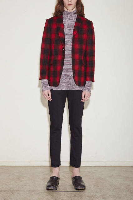 <strong>NuGgETS｜ナゲッツ</strong><br /><strong>2015-16年 秋冬コレクション</strong>　ジャケット5万2920円、ニット2万6460円、パンツ1万9980円