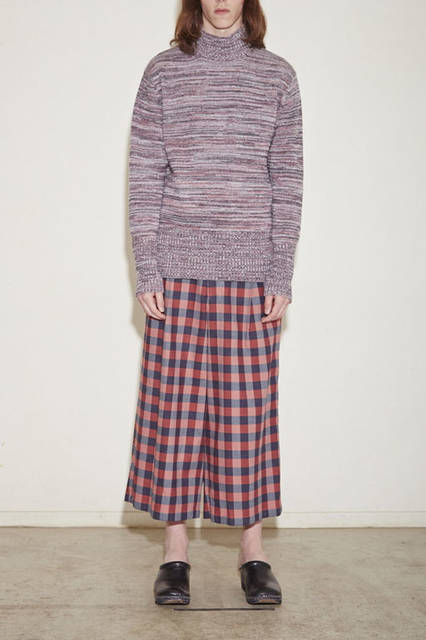 <strong>NuGgETS｜ナゲッツ</strong><br /><strong>2015-16年 秋冬コレクション</strong>　ニット2万6460円、パンツ2万5380円