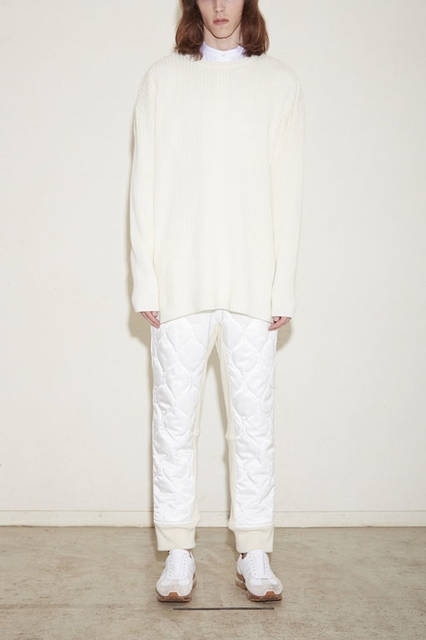 <strong>NuGgETS｜ナゲッツ</strong><br /><strong>2015-16年 秋冬コレクション</strong>　ニット2万9160円、シャツ2万520円、パンツ2万7000円