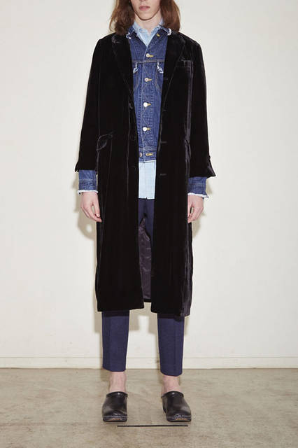 <strong>NuGgETS｜ナゲッツ</strong><br /><strong>2015-16年 秋冬コレクション</strong>　コート7万4520円、アウター3万5640円、シャツ2万4840円、パンツ2万4840円