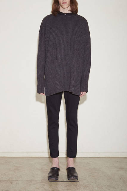 <strong>NuGgETS｜ナゲッツ</strong><br /><strong>2015-16年 秋冬コレクション</strong>　ニット2万9160円、パンツ1万9980円