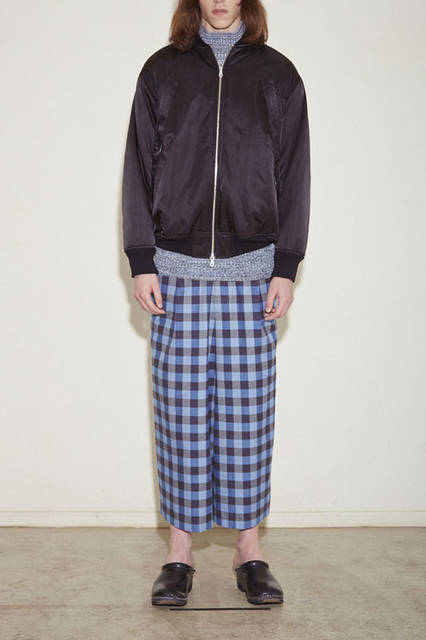 <strong>NuGgETS｜ナゲッツ</strong><br /><strong>2015-16年 秋冬コレクション</strong>　アウター4万8600円、ニット2万6460円、パンツ2万5380円