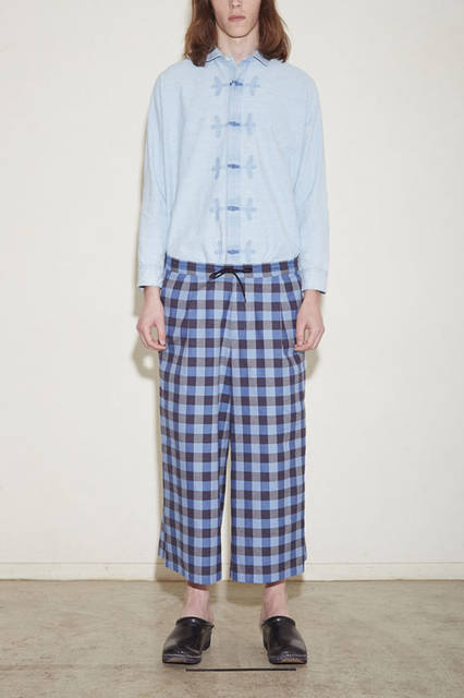 <strong>NuGgETS｜ナゲッツ</strong><br /><strong>2015-16年 秋冬コレクション</strong>　シャツ2万4840円、パンツ2万5380円