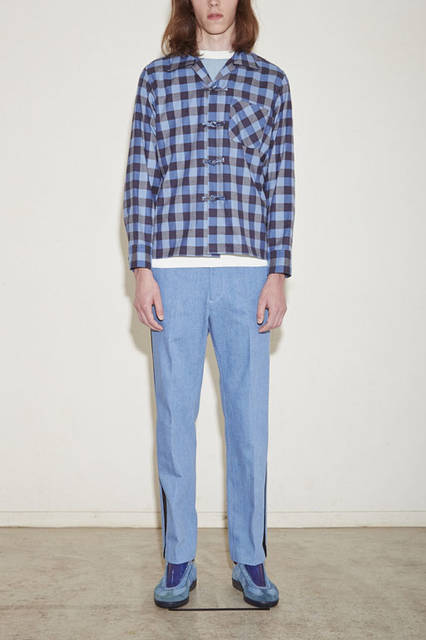 <strong>NuGgETS｜ナゲッツ</strong><br /><strong>2015-16年 秋冬コレクション</strong>　シャツ1万9980円、カットソー1万8900円、パンツ2万8080円