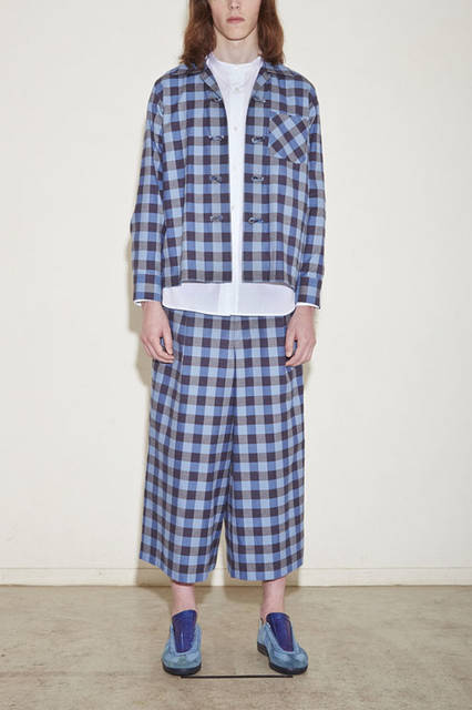 <strong>NuGgETS｜ナゲッツ</strong><br /><strong>2015-16年 秋冬コレクション</strong>　シャツ1万9980円、シャツ2万520円、パンツ2万5380円