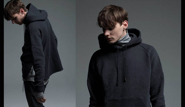 <strong>REVISED｜リバイズド</strong><br /><strong>2015-16年 秋冬コレクション</strong>　パーカ 3万8880円、タートルネック 2万3760円