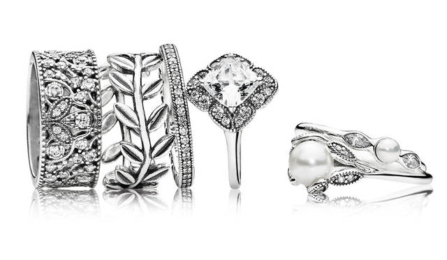 <strong>PANDORA｜パンドラ</strong><br />『PANDORA Autumn collection 2015』　左／リング「Shimmering Leaves」1万7280円