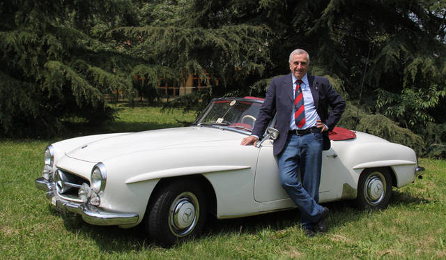 ブルーノ・ブルーザ氏は、1943年生まれ。愛車の1台、1959年メルセデス・ベンツ190 SLとともに。