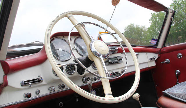 ブルーノ氏の190SLは、かつて1960年代にサッカーチーム「FCボローニャ」で活躍したデンマーク人選手H.ニールセンがイタリアで乗っていた車だった。