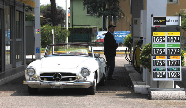 若き日にこの190SLと出会ったブルーノ氏は、20数年の時を隔てて偶然にもそれを手に入れることができた。