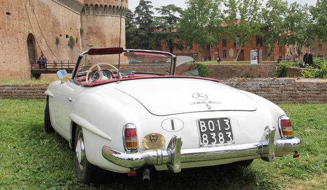 今もエンジンが一発でスタートするのは、さすがメルセデス。イモラ旧市街の城塞をバックに。