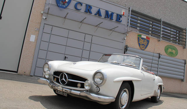 2年前移転した「ロマーニャ古典4輪2輪クラブ」新本部の前で。ヒストリックカー仲間たちの集いの場である。