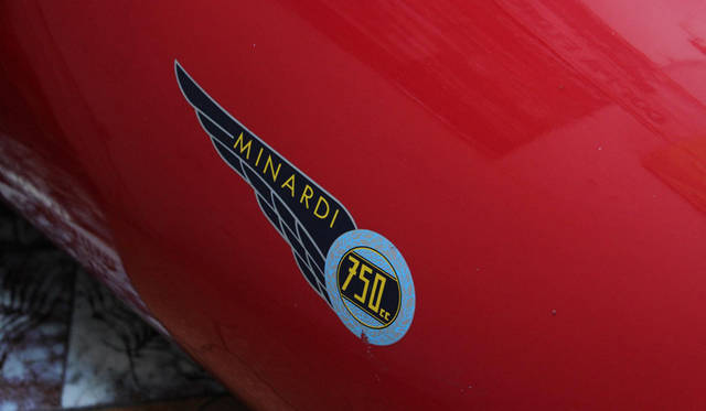 往年のミナルディのデカール。