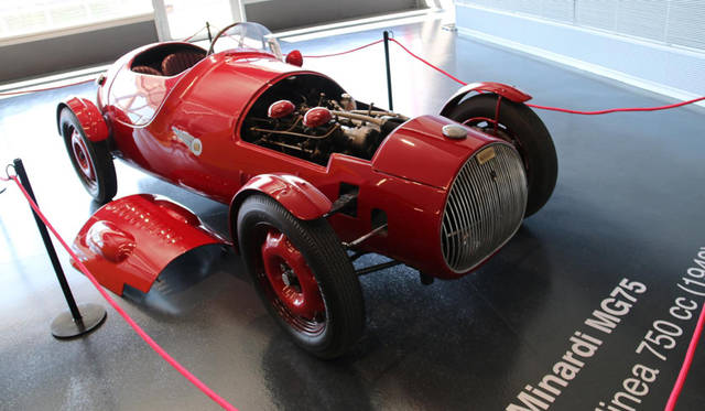 イモラ サーキットの博物館に特別展示されたときの1948年ミナルディGM75。2008年には、ジャンカルロ・ミナルディにステアリングを委ね、サーキット走行も果たした。