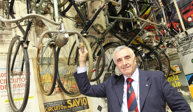 壁には、ビアンキをはじめとするアンティーク自転車のコレクションも。