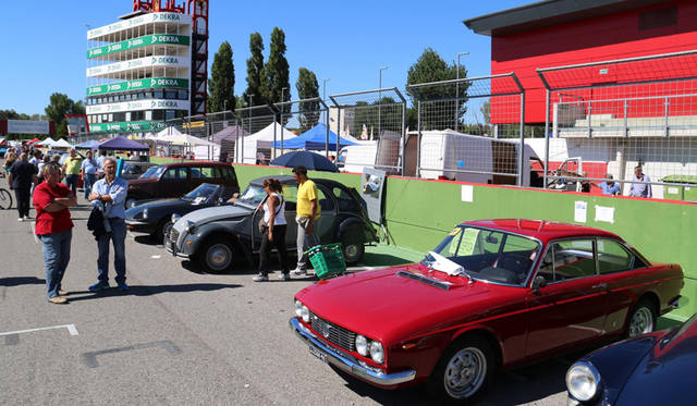 毎年9月、ブルーノ・ブルーザ会長率いる「ロマーニャ古典4輪2輪クラブ」がイモラ サーキットで催しているスワップミート「イモラ モストラ スカンビオ」。今年で39回を迎える。