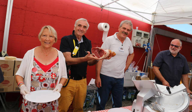 クラブのテントにて。多くのメンバーは、若き日からの仲間たちである。