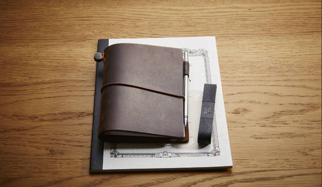 携帯性に優れた、160mmショートタイプのLightningケーブル。きれいに小さくまとめることができバッグのなかで複雑に絡まらない<br><br>価格｜2376円<br>カラー｜ブラック、ホワイト、カーキ、サフラン<br>サイズ｜約W14×H10.8×D90.3mm（展開時：D186mm）<br>ケーブル長｜160mm<br>重さ｜約12g<br>