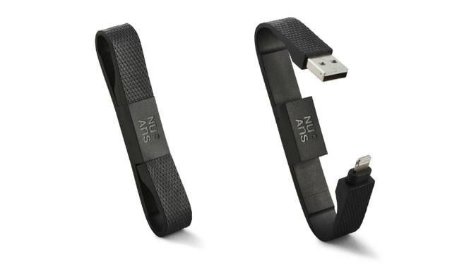  携帯性に優れた、160mmショートタイプのLightningケーブル。きれいに小さくまとめることができバッグのなかで複雑に絡まらない<br><br>価格｜2376円<br>カラー｜ブラック、ホワイト、カーキ、サフラン<br>サイズ｜約W14×H10.8×D90.3mm（展開時：D186mm）<br>ケーブル長｜160mm<br>重さ｜約12g<br>